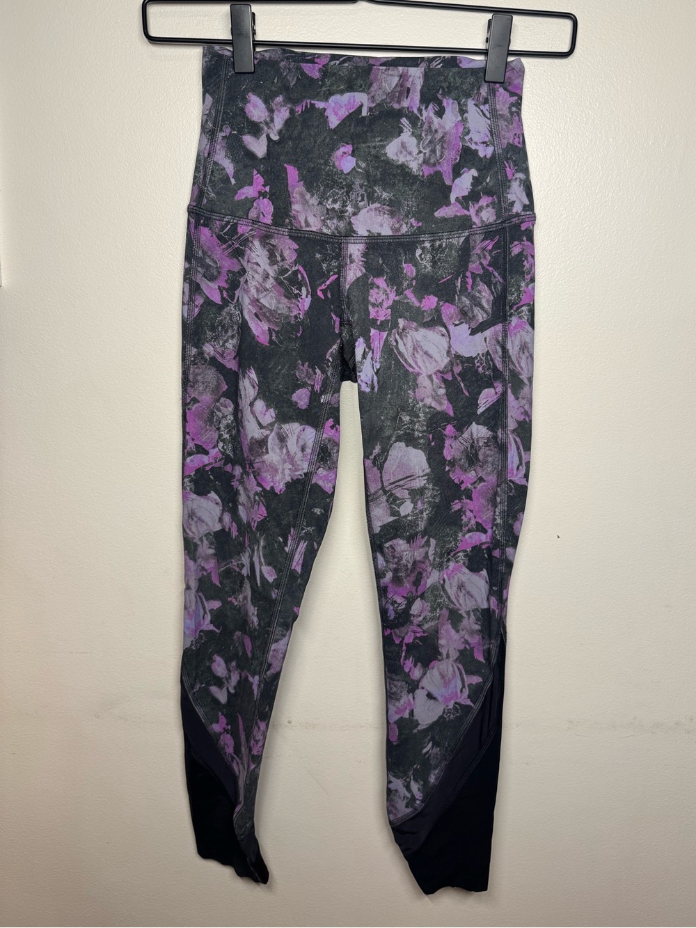 Lululemon Wunder Under HR Crop 23" Scallop Full-On Luxtreme
Floral Shift Multi